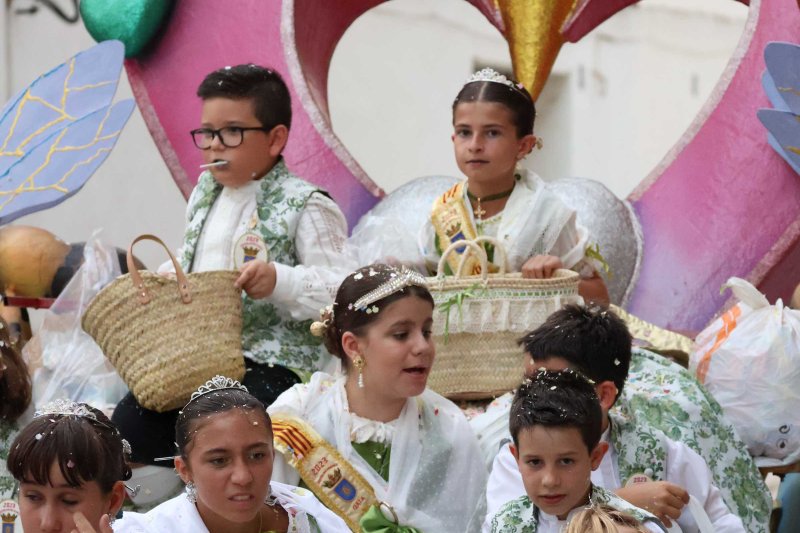 Les carrosses de Gata omplin el recorregut d’enginy, confeti,… i crítiques per l’entrada de bous “sorpresa” Les carrosses de Gata omplin el recorregut d’enginy, confeti,… i crítiques per l’entrada de bous “sorpresa”